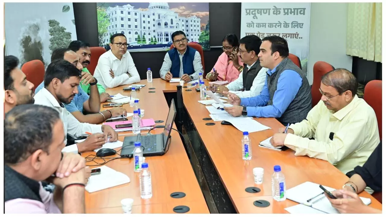 Chhattisgarh News: रायपुर शहर स्तरीय क्रियान्वयन समिति की बैठक, नगर निगम, पुलिस, पर्यावरण संरक्षण, परिवहन विभाग की हुई एक मंच पर चर्चा…