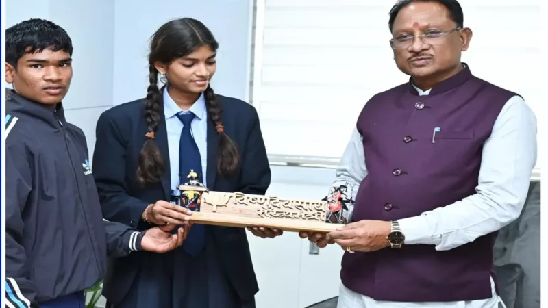स्कूली बच्चों ने लकड़ी की नेम प्लेट और पोट्रेट सीएम विष्णुदेव को किया भेंट, मुख्यमंत्री ने जताई खुशी