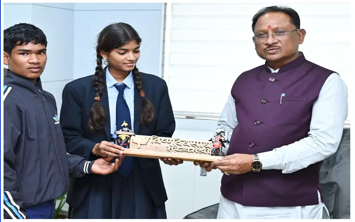 स्कूली बच्चों ने लकड़ी की नेम प्लेट और पोट्रेट सीएम विष्णुदेव को किया भेंट, मुख्यमंत्री ने जताई खुशी