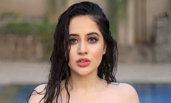 Urfi Javed Video: ओ तेरी, बीच सड़क पर उर्फी जावेद ये क्या पहनकर निकली, VIDEO देख आपके भी उड़ जाएंगे तोते…