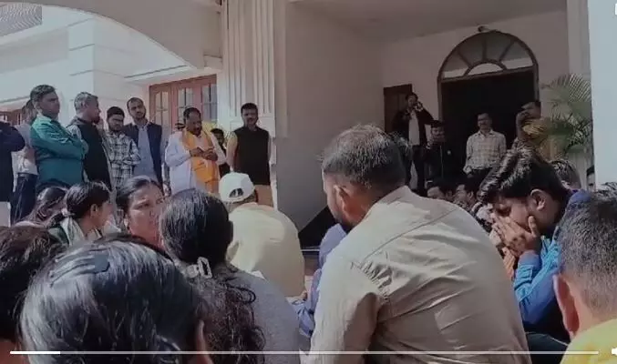 CG Teachers News: शिक्षकों की बर्खास्तगी की खबर के बाद रोते बिलखते बीजेपी कार्यालय में धरने पर बैठे सहायक शिक्षक, देखें वीडियो