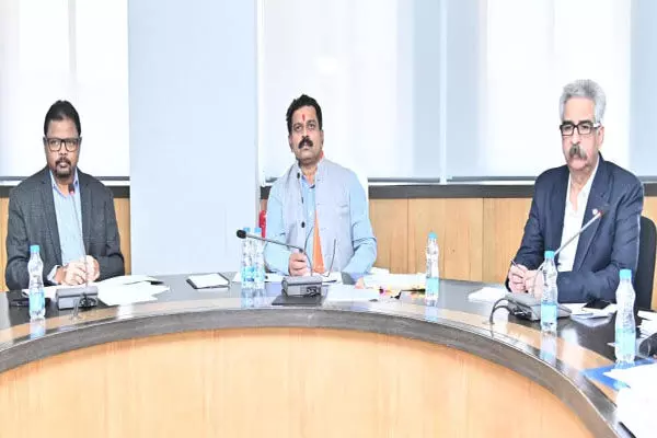 CG News: डिप्टी सीएम शर्मा ने की गृह विभाग की समीक्षा: नशे का कारोबार करने वालों की कुर्क होगी संपत्ति, स्थानांतरण नीति और अनुकंपा नियुक्ति पर…