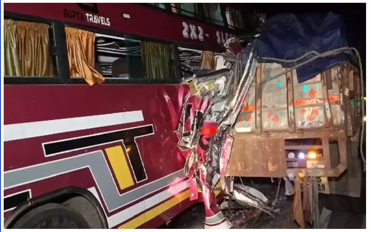 CG Accident News: यात्रियों से भरी बस टकराई, चार की मौत, कई घायल…