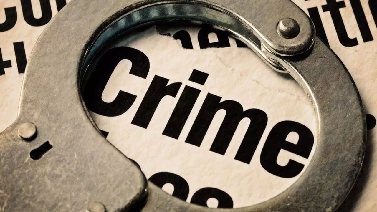 Maharashtra Crime News: स्कूल के बाथरूम में 11वीं की छात्रा ने लगाई फांसी, जूते की लेस से लटका मिला शव…