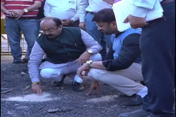 Chhattisgarh News: डिप्टी सीएम ने बीच सड़क पर लगाई अफसरों की क्लास: EE से पूछा काम करने का मन है या नहीं, नोटिस जारी, देखिये वीडियो
