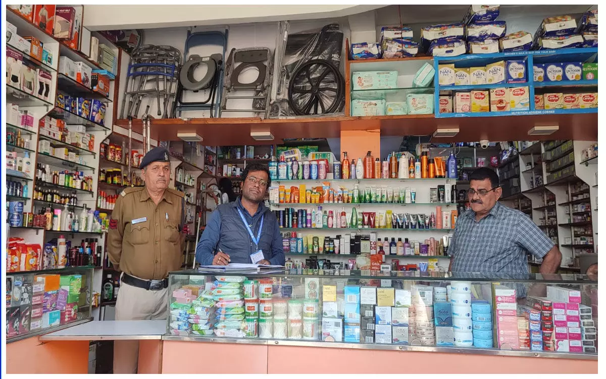 Raipur News: रायपुर के 25 मेडिकल स्टोर्स पर ड्रग डिपार्टमेंट की रेड, 11 मेडिकल स्टोर्स में नारकोटिक्स दवाओं की बरामदगी