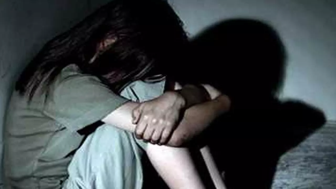 केरल: 18 साल की लड़की का 64 लोगों ने किया यौन शोषण, लड़की की आपबीती सुनकर पुलिस भी रह गये सुन्न…