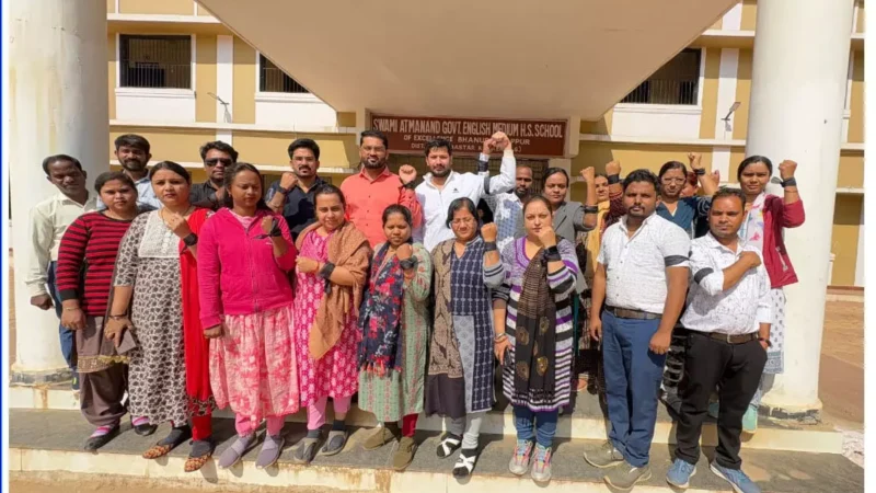Chhattisgarh Teacher: स्वामी आत्मानंद के शिक्षकों, कर्मचारियों ने काली पट्टी बांधकर किया विरोध…