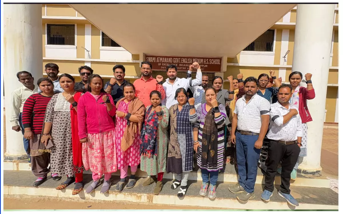 Chhattisgarh Teacher: स्वामी आत्मानंद के शिक्षकों, कर्मचारियों ने काली पट्टी बांधकर किया विरोध…