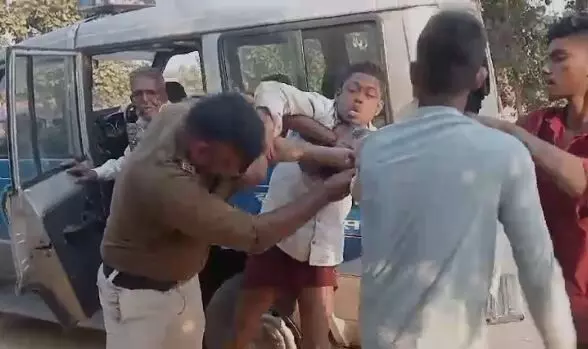 Korba News: पुलिसकर्मी की कॉलर पकड़कर पिटाई, गाड़ी में भी तोड़फोड़…