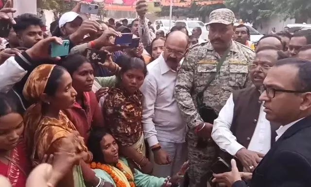 Chhattisgarh News: फ्लोरमैक्स से पीड़ित महिलाओं ने मंत्री नेताम के काफिले का किया घेराव, जमकर मचाया हंगामा