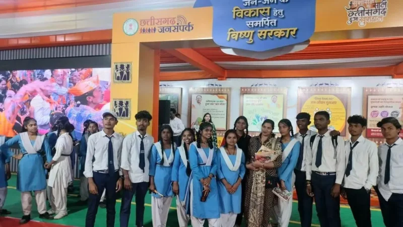 जनसंपर्क विभाग की प्रदर्शनी में आयोजित की जा रही क्विज प्रतियोगिता में युवाओं ने दिखाया उत्साह…