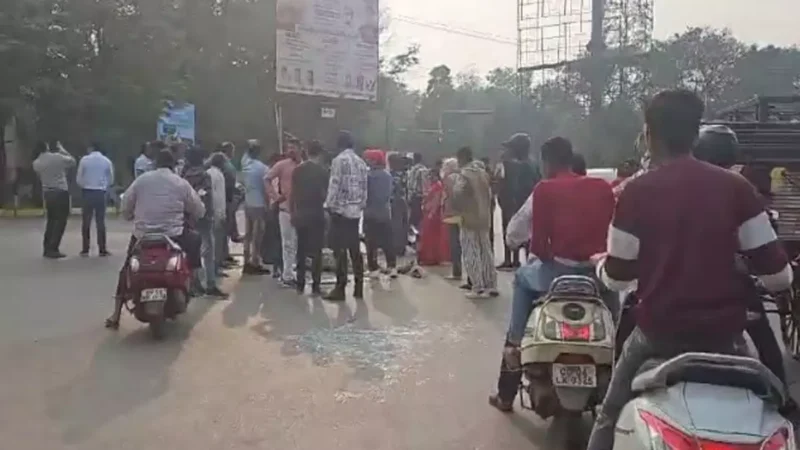 Raipur News: तेज रफ़्तार कार ने ई-रिक्शा को मारी टक्कर, अनियंत्रित होकर पैदल चल रही महिला पर पलटी, आंगनबाड़ी सहायिका की मौत