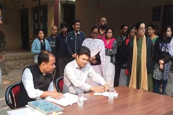 Raipur News: DEO कार्यालय में कलेक्टर ने लगाई क्लास: लेट से पहुंचने वालों पर कार्रवाई के निर्देश, देखिये वीडियो