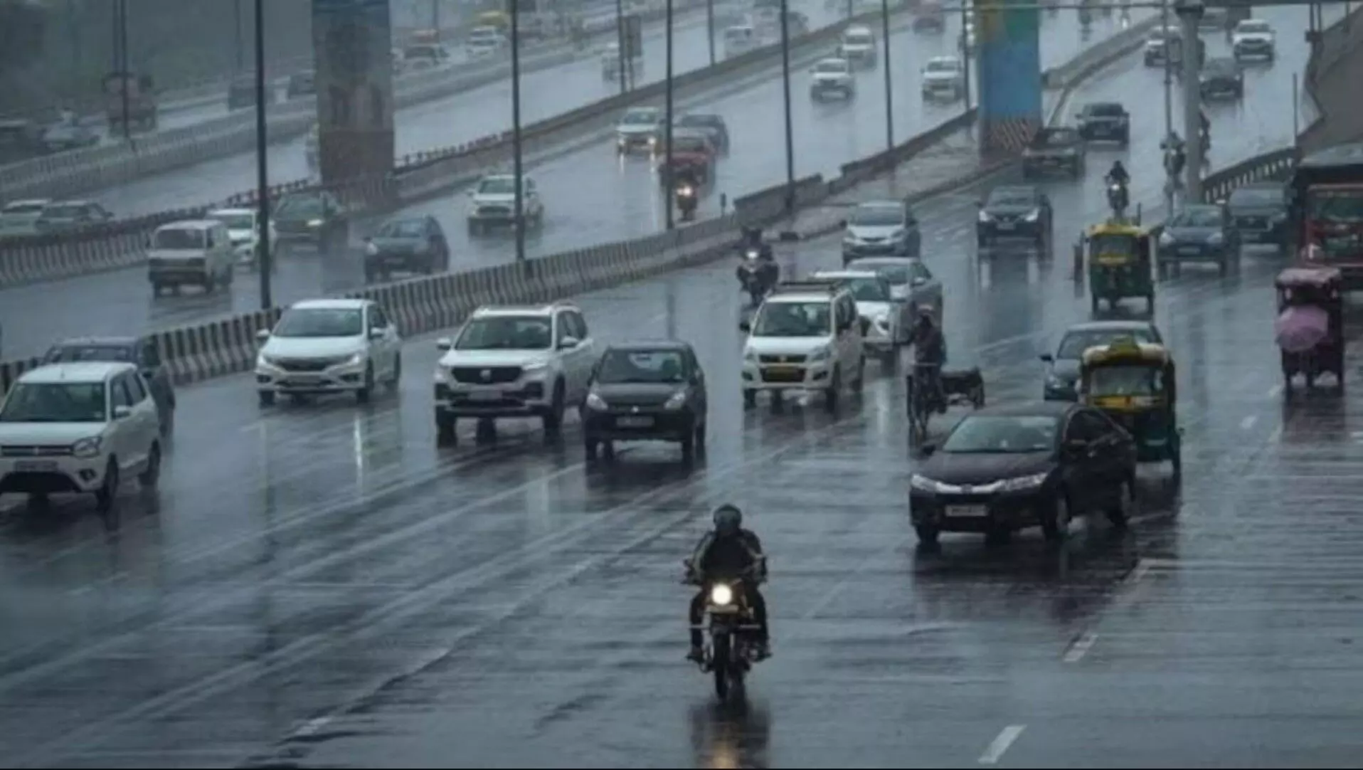 Aaj ka Mausam Kaisa Rahega 16 January: दिल्ली-NCR में सर्दी के बीच बारिश की मार, नोएडा के स्कूलों में 2 दिन छुट्टी, 29 ट्रेनें लेट, जानें देश के मौसम का हाल