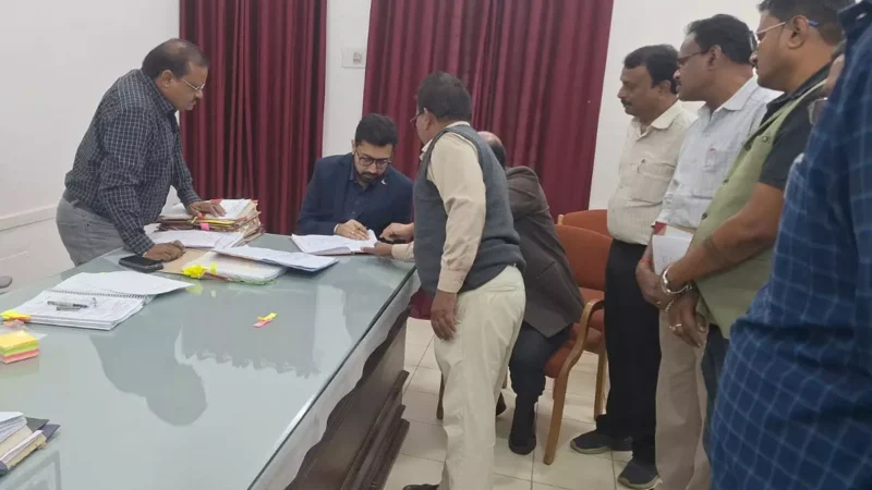 Chhattisgarh News: कलेक्टर सुबह-सुबह पहुंच गए हाजिरी लेने…अनुपस्थित अधिकारी-कर्मचारियों पर भड़के, कटेगा वेतन