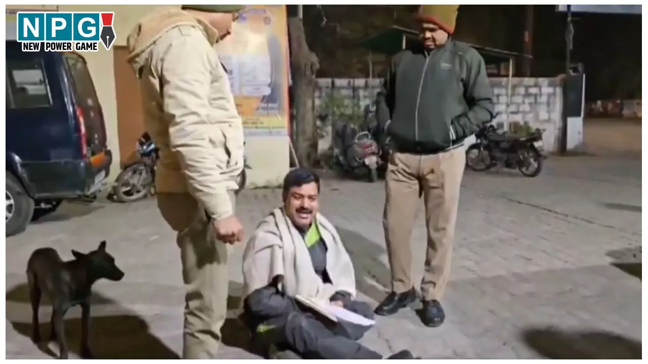Jhansi Inspector Viral Video: जमीन पर बैठकर बच्चों की तरह रोने लगे इंस्पेक्टर साहब, कहा- छुट्टी मांगी तो RI ने प्राईवेट पार्ट पर मारी लात, गालियां दी