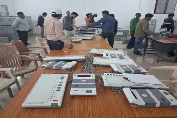 Chhattisgarh News: हैदराबाद से पहुंची टीम चल रही ईवीएम की टेस्टिंग: निकाय चुनाव की तैयारी में जुटा आयोग, कल होगा मतदाता सूची का प्रकाशन