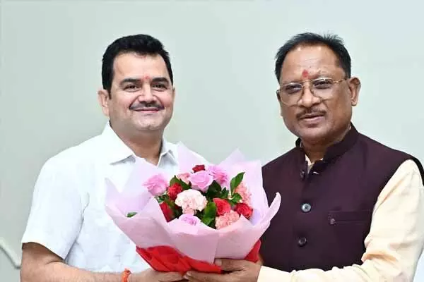 IAS Dayanand: विष्णु सरकार की सुशासन वाली छवि गढ़ने में सीएम के सचिव दयानन्द की अहम भूमिका: सरल, सहज छवि के अधिकारी लाइम लाइट से दूर रहकर करते हैं काम…
