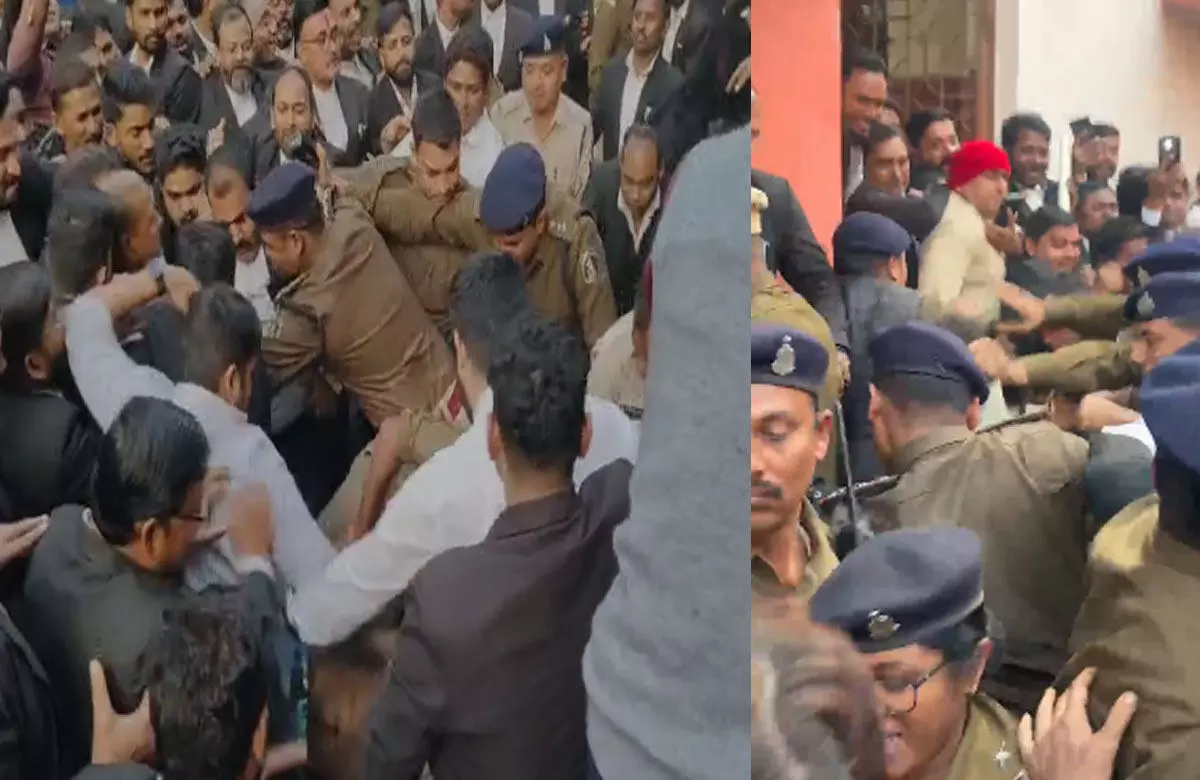 Raipur News: कोर्ट में धुनाई, अधिवक्ता पर हमला करने वाले की वकीलों ने की जमकर पिटाई…देखें वीडियो