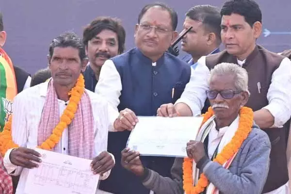 Chhattisgarh News: विष्णु देव ने किया स्वामित्व कार्ड वितरण का शुभारंभ: स्वामित्व योजना ग्रामीण भारत को सशक्त बनाने की प्रभावी पहल: मुख्यमंत्री
