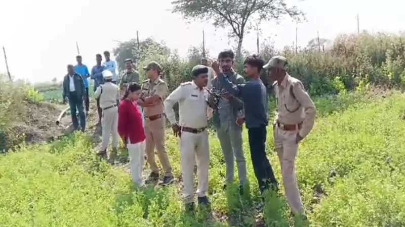 Bemetra News: खेत पार करते दिखा बाघ, ग्रामीणों ने पेड़ पर चढ़कर बचाई जान, ड्रोन से तलाशी