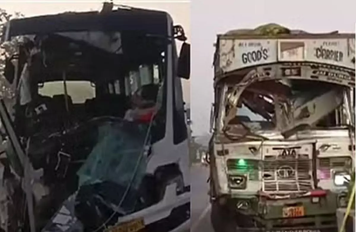 CG School Bus Accident: स्कूली बच्चों से भरी बस की ट्र्क से भीषण टक्कर, शिक्षक व चालक की मौत, 30 बच्चे घायल…