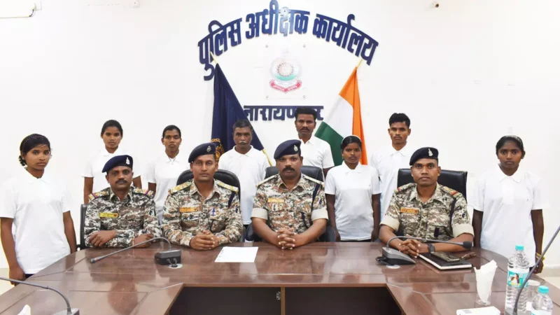 Narayanpur Naxal News: माओवादियों को लगा बड़ा झटका, पांच लाख इनामी समेत 8 नक्सलियों ने किया सरेंडर