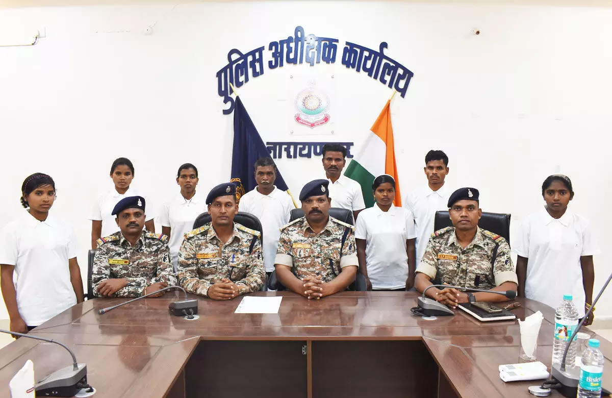 Narayanpur Naxal News: माओवादियों को लगा बड़ा झटका, पांच लाख इनामी समेत 8 नक्सलियों ने किया सरेंडर