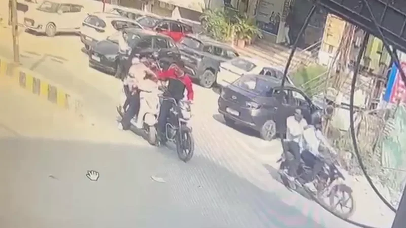 Raipur News: पुलिसकर्मी की गुंडागर्दी, रॉन्ग साइड पर टक्कर, फिर युवती के मुंह में मारा घूंसा, वीडियो वायरल