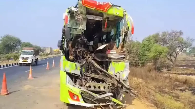 Mahasamund Road Accident: खड़े ट्रक से बस टकराई, 1 बच्ची की मौत, 43 यात्री घायल, मुख्यमंत्री ने जताया दुःख…