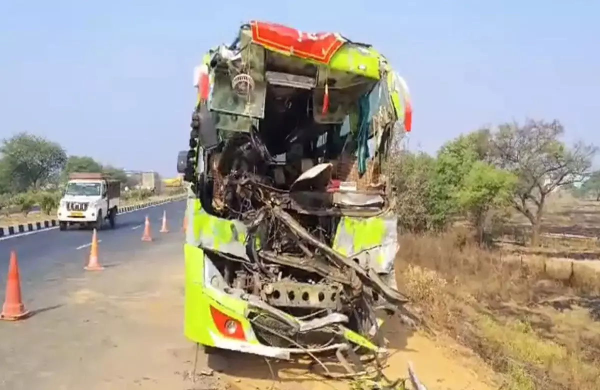 Mahasamund Road Accident: खड़े ट्रक से बस टकराई, 1 बच्ची की मौत, 43 यात्री घायल, मुख्यमंत्री ने जताया दुःख…