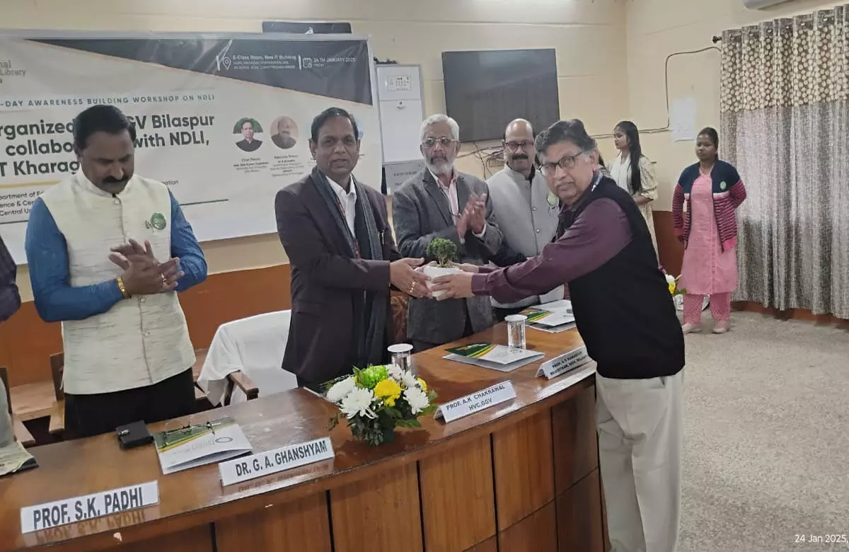 Alok Chakrawal: स्टूडेंट्स रील से ज्यादा रीडिंग पर ध्यान केंद्रित करेंः कुलपति प्रो0 आलोक चक्रवाल