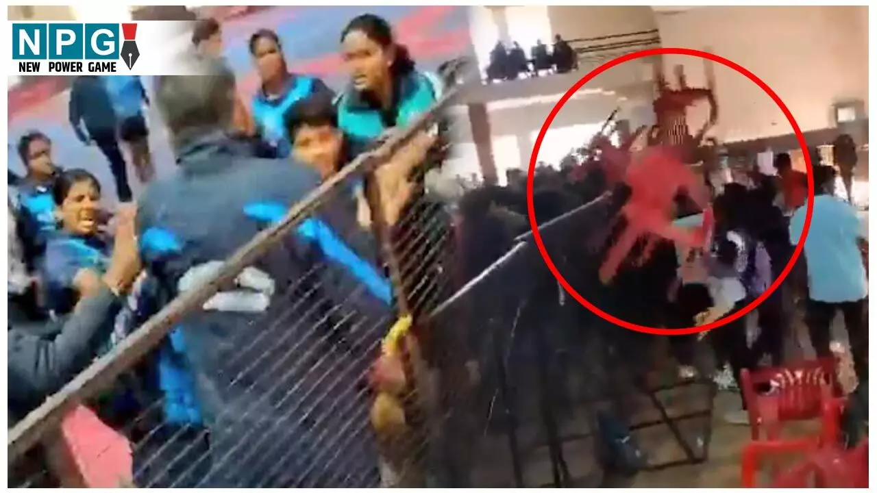 Kabaddi Match Fight Video: कबड्डी मैच में शर्मनाक घटना: चले लात-घूंसे, फेंकी एक-दूसरे पर कुर्सियां, महिला खिलाड़ियों पर हुआ बड़ा हमला…