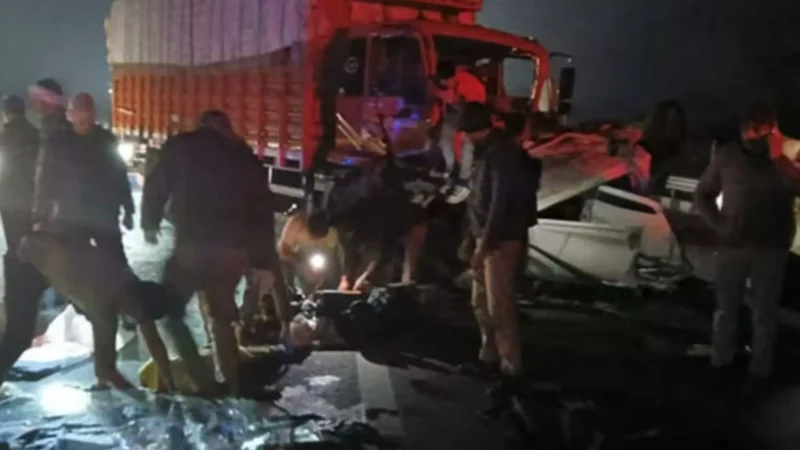 Agra Road Accident: महाकुंभ लौट रहे एक ही परिवार के 4 लोगों की मौत, बेकाबू कार कैंटर से टकराई