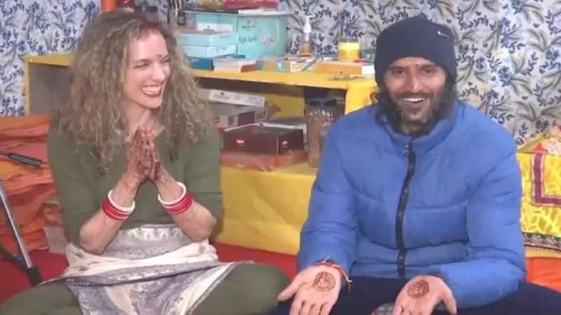 Mahakumbh 2025: ग्रीस की युवती और दिल्ली के युवक ने महाकुंभ में रचाई शादी… जूना अखाड़े के महामंडलेश्वर ने किया कन्यादान…