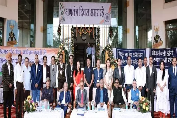 Chhattisgarh News: उत्कृष्ट कार्यों के लिए विद्युतकर्मियों को अध्यक्ष सुबोध सिंह ने किया पुरस्कृत