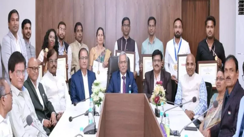 CG News: ट्रांसमिशन कंपनी के 10 कर्मियों को उत्कृष्टता सम्मान: प्रबंध निदेशक आरके शुक्ला ने दिया प्रशस्ति पत्र