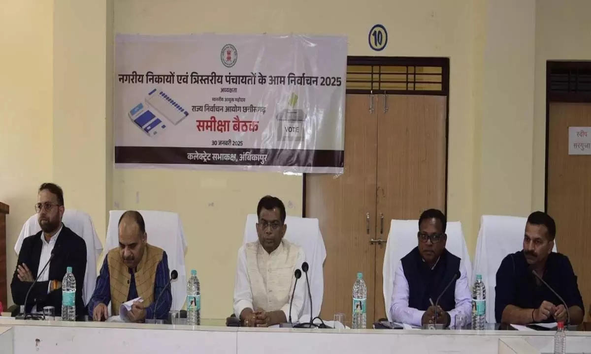 CG Election 2025: चुनावी तैयारी की समीक्षा: राज्य निर्वाचन आयुक्त सिंह ने सरगुजा में वरिष्ठ अधिकारिओं के साथ की बैठक