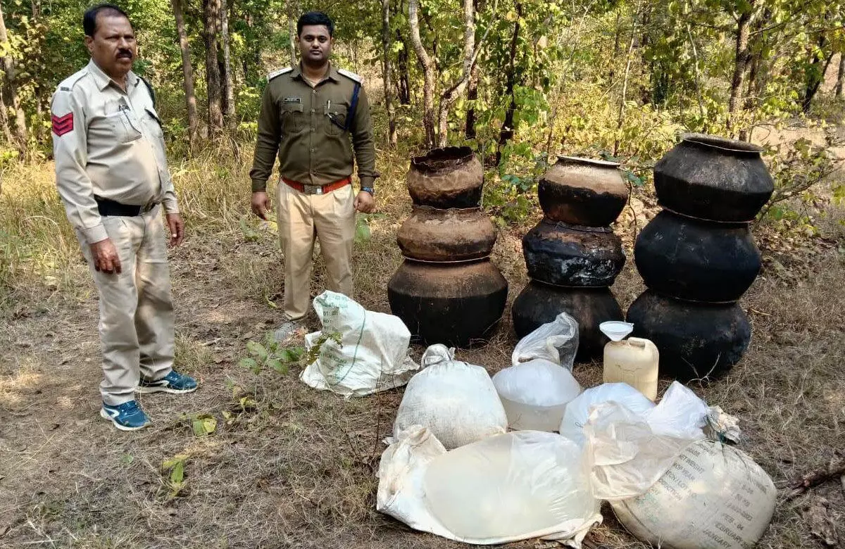 Sarangarh-Bilaigarh: अवैध शराब पर कार्रवाई, 300 लीटर महुआ शराब व 3600 किलो लाहन जब्त…