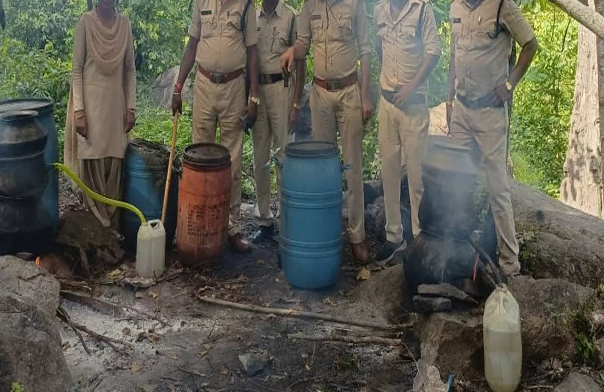 Balrampur News: 22 लीटर अवैध महुआ शराब और 150 किलोग्राम महुआ लाहन जब्त…