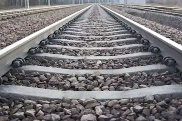 Bilaspur News: प्रेमी जोड़े ने ट्रेन के सामने कूदकर दी जान, पटरियों पर मिला शव…जांच में जुटी पुलिस…