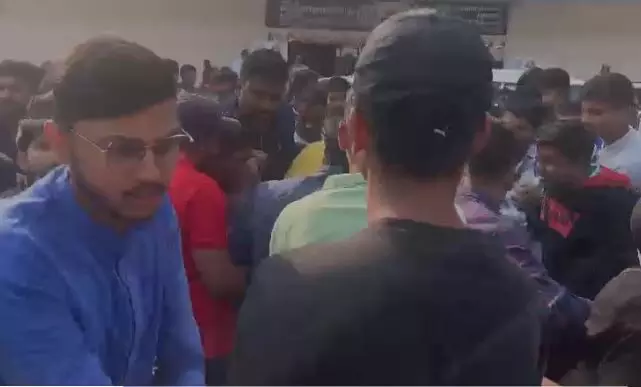 Bilaspur News: कुलपति के सामने छात्रों के बीच जमकर मारपीट, छात्राओं को भी पीटा,दो गंभीर