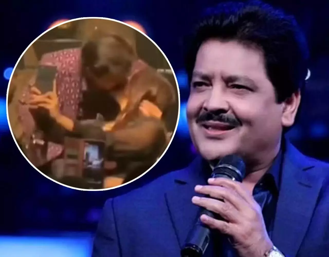Udit Narayan Kiss: शर्मनाक! लाइव शो में उदित नारायण ने फीमेल फैंस को किया Lip Kiss, VIDEO देख भड़के लोग…