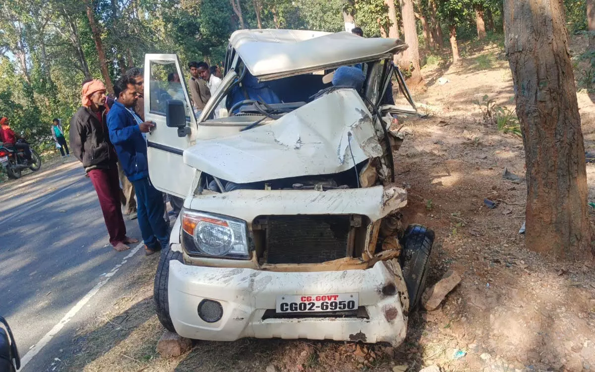 Ambikapur News: सड़क हादसे में उपसंचालक की मौत, लिपिक गंभीर, पेड़ से टकराई वाहन…