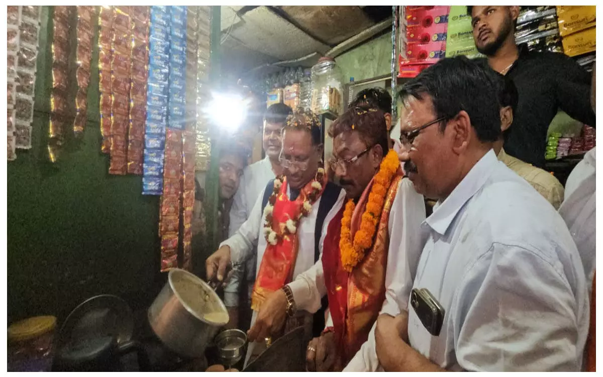 CM Vishnudeo Sai: जब CM ने बनाई अदरक वाली कड़क चाय चुस्की लेकर लोग बोले… वाह सीएम साहब, आपने क़्या चाय बनाई…