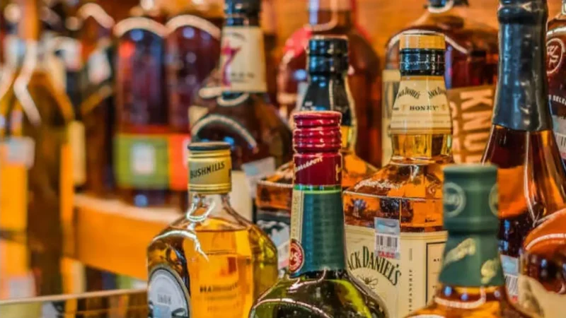 UP Liquor Policy: योगी सरकार की नई आबकारी नीति, UP में शराब पीना हो जाएगा महंगा, एक ही दुकान में मिलेगी बीयर और अंग्रेजी शराब