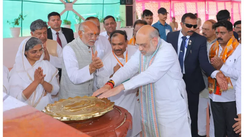 Amit Shah: केन्द्रीय गृह मंत्री अमित शाह आचार्य विद्यासागर महाराज के ‘प्रथम समाधि स्मृति महोत्सव’ में हुए शामिल, बोले-विद्यासागर महाराज एक युग पुरुष थे…