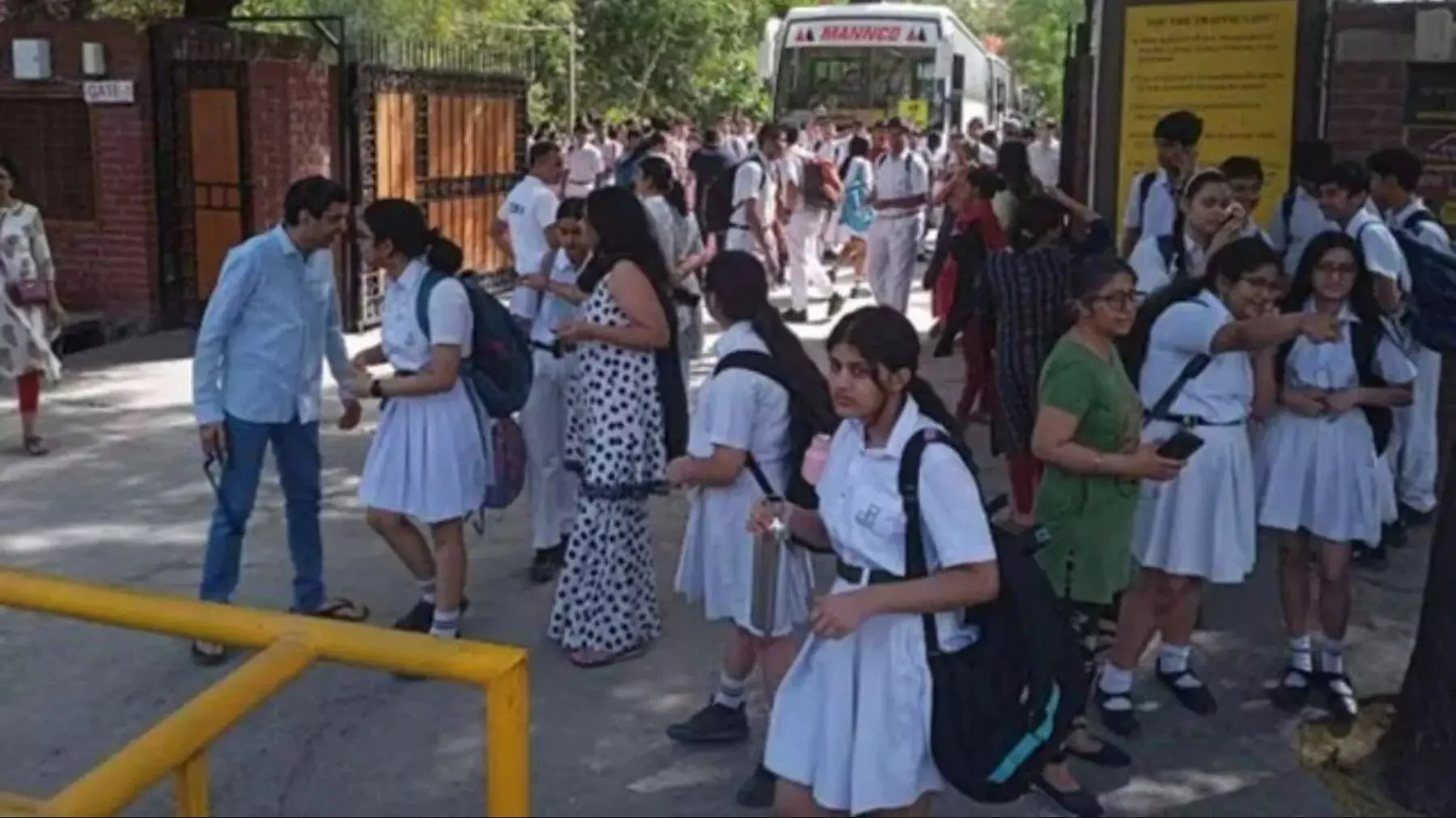 Bomb Threat: Delhi-NCR के इन स्कूलों को मिली बम से उड़ाने की धमकी, मचा हडकंप, पुलिस ने शुरू की जांच