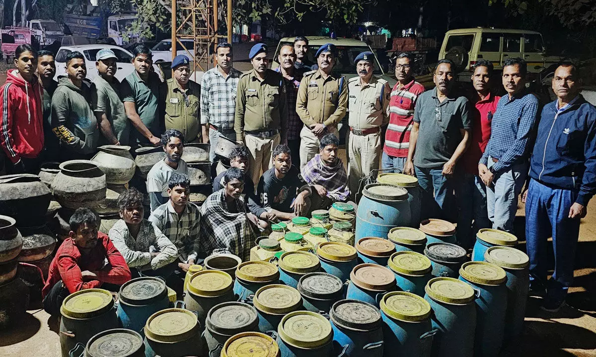 Bilaspur News: जंगल में बना रहे थे चुनावी शराब, लोफंदी जैसी ना हो घटना, इसलिए पुलिस ने मारी रेड, 4,72,500 की शराब जब्त